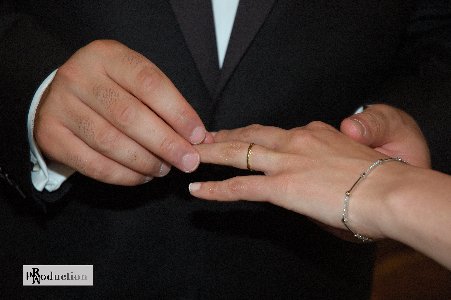 Moment de l'échange des alliances, chaque instant capturé avec fidélité, art, et précision